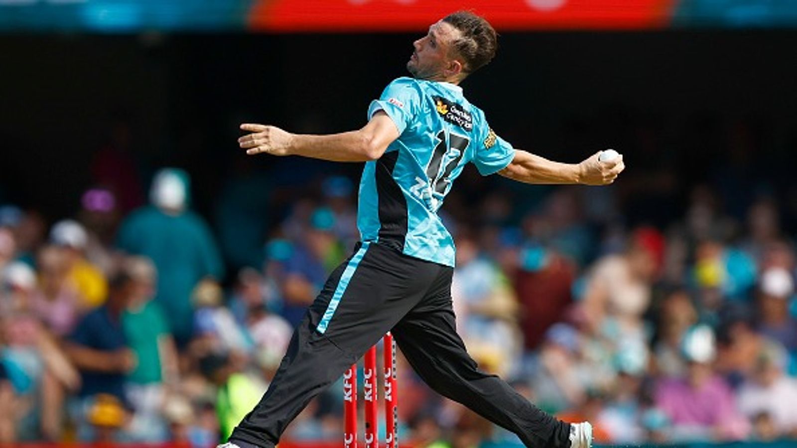 Pakistan pacer under the scanner after bowling action raises eyebrows in BBL Brisbane Heat's Zaman Khan in this frame. (Getty)