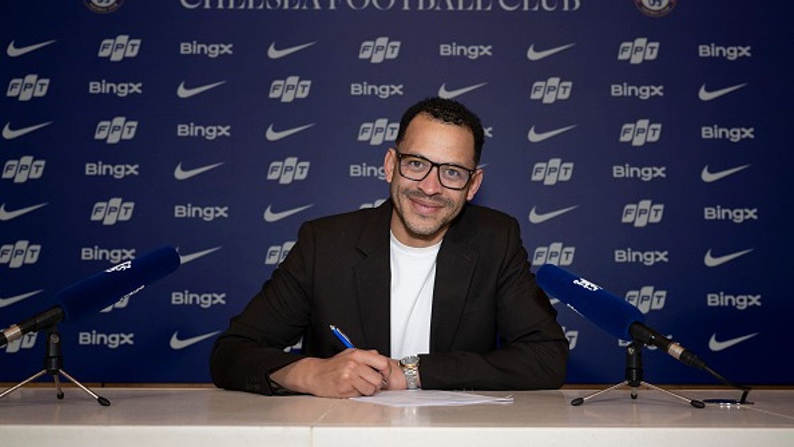 Chelsea enquire about signing Wolves' 18-year-old forward, his name is... Chelsea enquire about signing Wolves' 18-year-old forward, his name is...