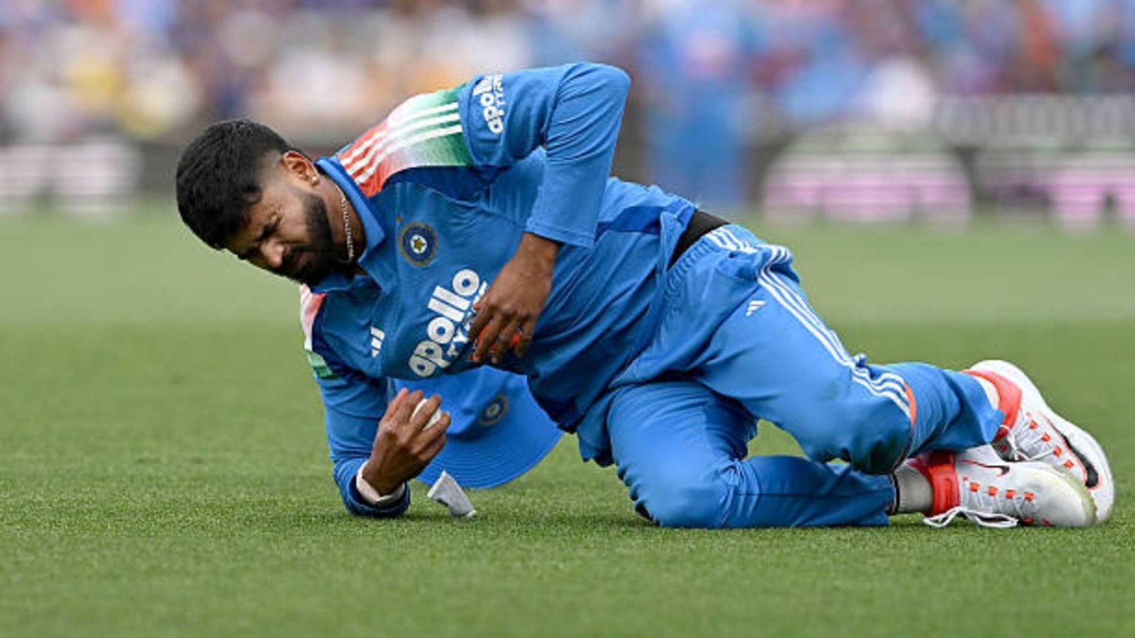 'You can get hurried...': Ex-India coach fires warning to Shreyas Iyer ahead of New Zealand ODIs Shreyas Iyer of India sustains an injury while taking the catch to dismiss Alex Carey of Australia during game three of the One Day International series between Australia and India (via Getty)