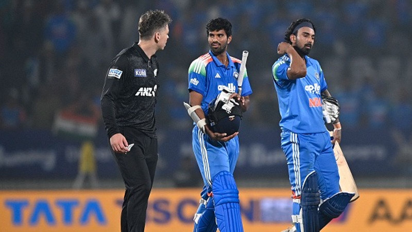 IND vs NZ 1st ODI: Virat Kohli shines, KL Rahul holds nerve as India clinch 1st ODI vs New Zealand India's Washington Sundar (C) speaks with New Zealand's captain Michael Bracewell (L) as his teammate KL Rahul looks on at the end of the first one-day international (ODI) cricket match between India and New Zealand