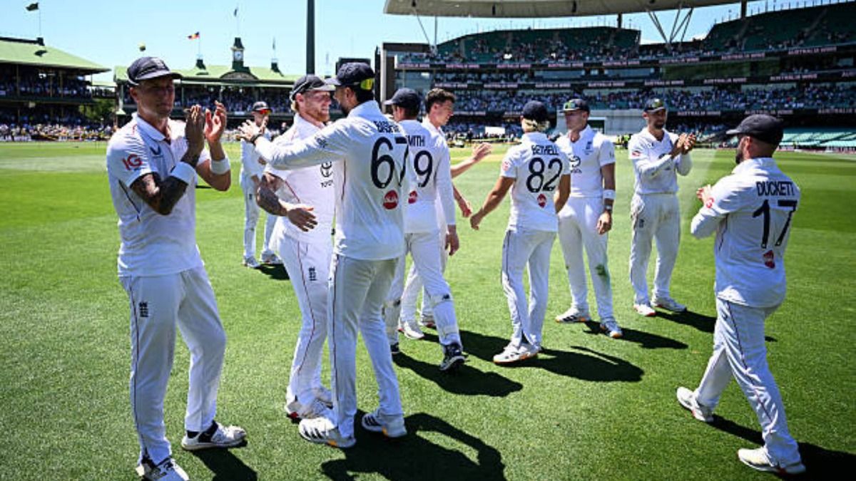 England captain Ben Stokes and teammates applaud the traveling England fans after losing the Fifth Test in the 2025/26 Ashes Series between Australia and England at Sydney Cricket Ground (via Getty)