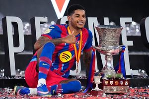 Bruno Fernandes and Harry Maguire react after Marcus Rashford celebrates first title with Barcelona SportsTak