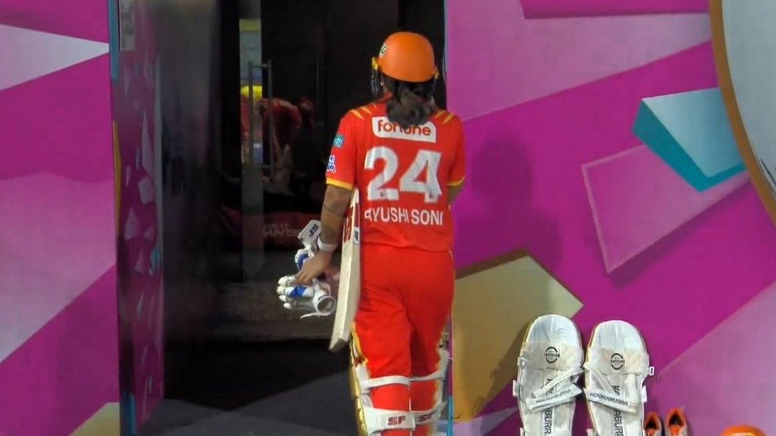 Gujarat Giants batter becomes 1st to be retired out in WPL history, captain says 'she nodded her head but...' Gujarat Giants' Ayushi Soni walks back to the dugout after she was retired out in WPL 2026 clash against Mumbai Indians.