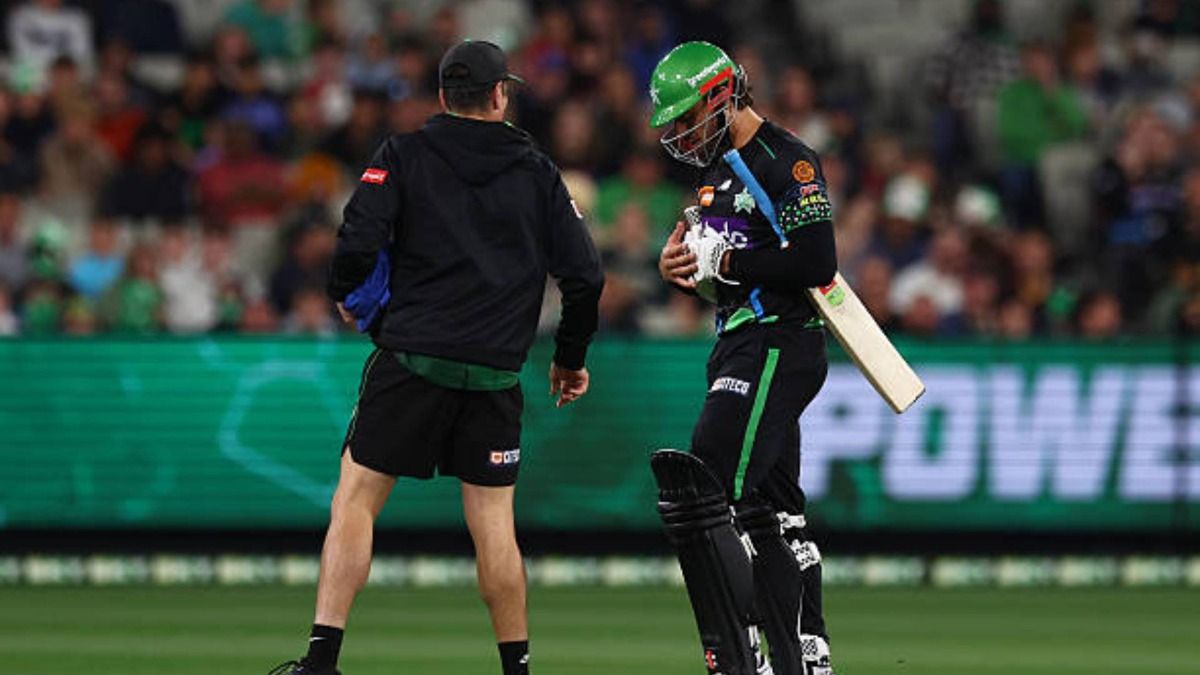Marcus Stoinis of the Stars leaves the field with an injury during the BBL match between Melbourne Stars and Adelaide Strikers at the Melbourne Cricket Ground (via Getty)