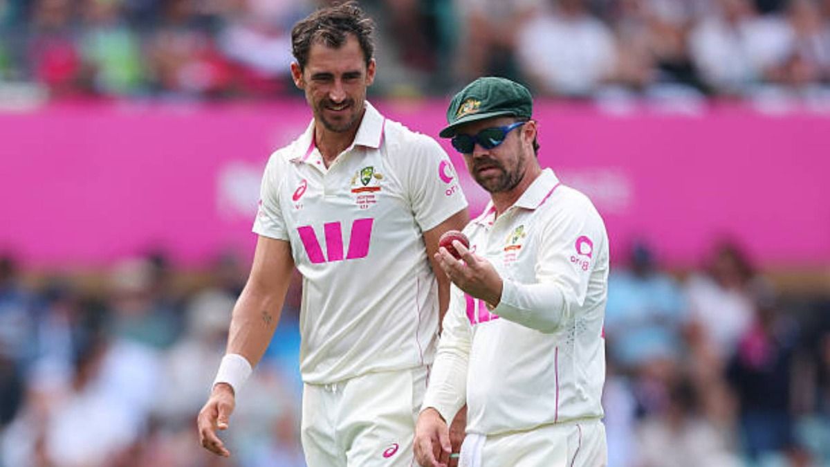Mitchell Starc prepares to bowl alongside Travis Head of Australia during day two of the Fifth Test in the 2025/26 Ashes Series between Australia and England at Sydney Cricket Ground (via Getty)