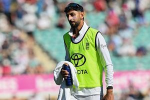 Benched for entire Ashes 2025-26, Shoaib Bashir joins new team to work with ex-Pakistan head coach SportsTak