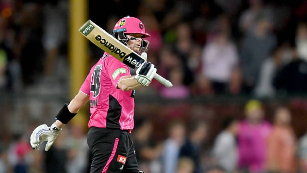 Steve Smith of Sydney Sixers raises the bat to celebrate after completing a half century (50 runs) during the BBL match between Sydney Sixers and Sydney Thunder at the Sydney Cricket Ground (via Getty)