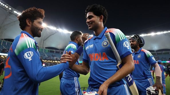 India's Shubman Gill (R) and Ravindra Jadeja shake hands with each other in this frame. (Getty)