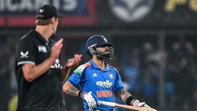Virat Kohli’s childhood coach explains why century wasn’t enough in 3rd ODI vs New Zealand Virat Kohli (R) is being applauded by New Zealand's Kyle Jamieson (L) as he walks back to the pavilion after his dismissal during the third one-day international (ODI) cricket match between India and New Zealand