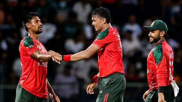 Bangladesh's Mustafizur Rahman (L) celebrates with his teammates in this frame. (Getty)