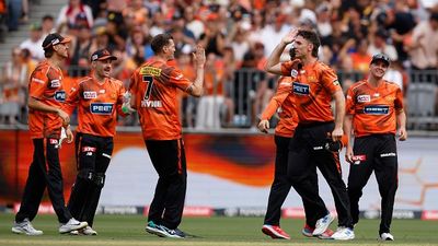 Mitchell Marsh's Perth Scorchers clinch record-extending 6th BBL title with 6-wicket win over Sydney Sixers Perth Scorchers captain Mitchell Marsh celebrates with his teammates in this frame. (Getty)
