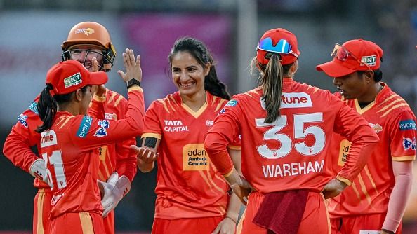 Gujarat Giants' Renuka Singh (C) celebrates with teammates after taking the wicket (Getty)
