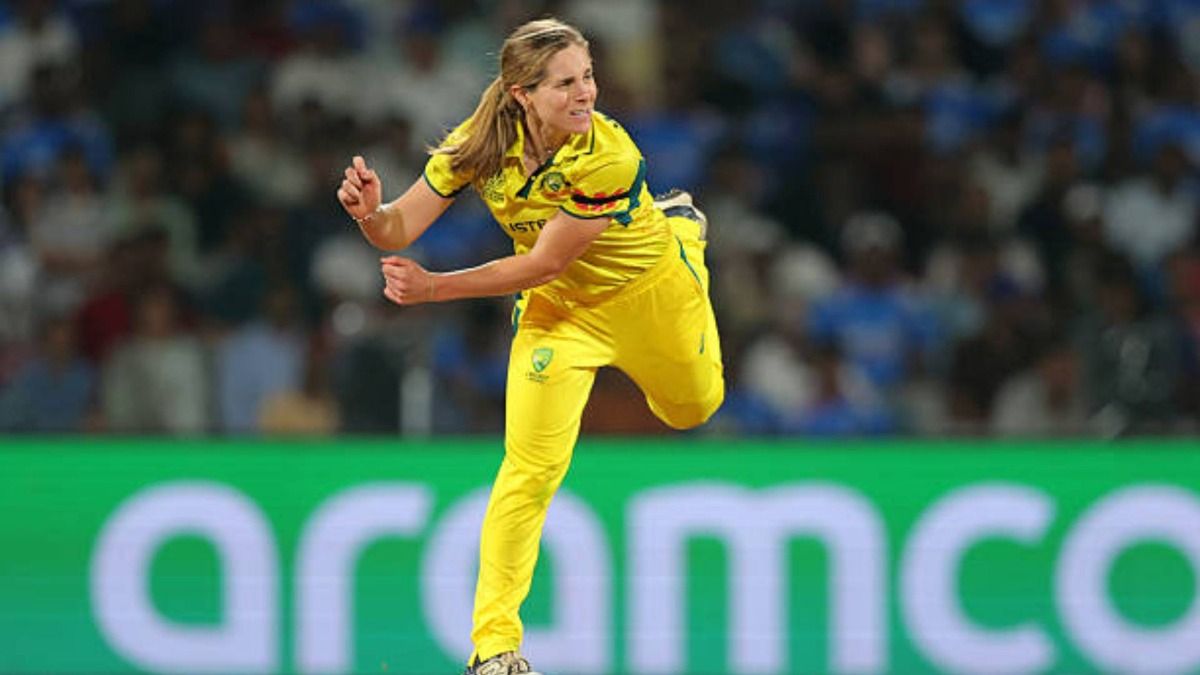 Sophie Molineux of Australia bowls during the ICC Women's Cricket World Cup India 2025 Semi-Final match between India and Australia at DY Patil Stadium (via Getty)