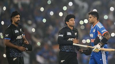 IND vs NZ 5th T20I Live Streaming: When and where to watch India vs New Zealand 5th T20I online and on TV Suryakumar Yadav (R) shakes hands with New Zealand's Rachin Ravindra (C) and Ish Sodhi