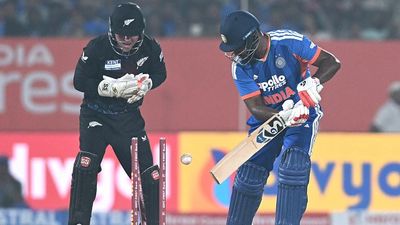 IND vs NZ: Sanju Samson's homecoming turns sour with another batting blip in Trivandrum India's Sanju Samson (R) is clean bowled by New Zealand's captain Mitchell Santner during 5th T20I. (Getty)