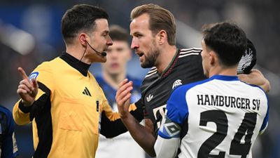 Harry Kane lashes out at referee as Hamburg hold Bayern Munich to frustrating draw Harry Kane lashes out at referee as Hamburg hold Bayern Munich to frustrating draw