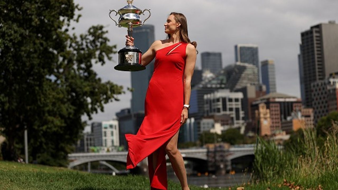 WATCH: Elena Rybakina stuns in fabulous red dress while posing with Australian Open trophy - SportsTak WATCH: Elena Rybakina stuns in fabulous red dress while posing with Australian Open trophy - SportsTak
