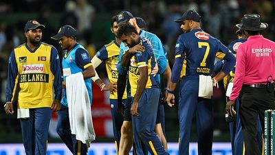 Massive blow for Sri Lanka as superstar speedster likely to miss T20 World Cup 2026 due to shoulder injury Eshan Malinga (C) walks back to the pavilion after a hand injury during the second Twenty20 international cricket match between Sri Lanka and England at the Pallekele International Cricket Stadium (Getty)