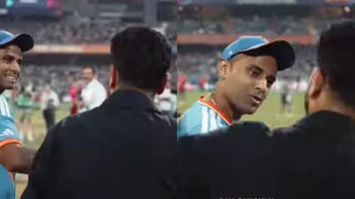 Watch: Suryakumar Yadav asks Rohit Sharma 'Bat or Bowl?' at IND vs USA toss, Hitman's classic reply goes viral Suryakumar Yadav asks Rohit Sharma 'Bat or Bowl?' at IND vs USA toss, Hitman's classic reply goes viral