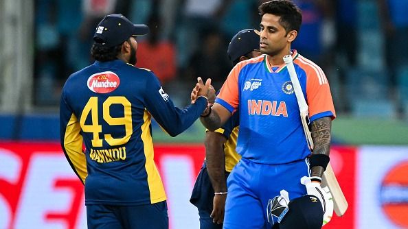 India's captain Suryakumar Yadav (R) shakes hands with Sri Lanka's Wanindu Hasaranga in this frame. (Getty)