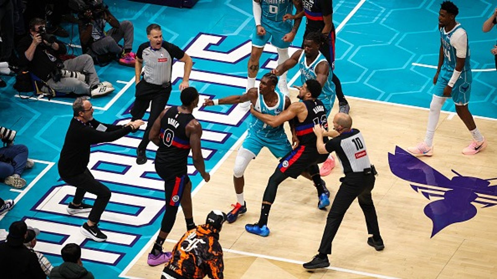 WATCH: Chaos in Charlotte as Pistons–Hornets fight breaks out, four players ejected Moussa Diabate #14 of the Charlotte Hornets fights Jalen Duren #0 of the Detroit Pistons during the second half of a basketball game at Spectrum Center on February 09, 2026 in Charlotte, North Carolina.