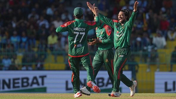 Najmul Hossain Shanto (R) of Bangladesh celebrates the wicket of Janith Liyanage (not in picture) of Sri Lanka with teammates (Getty)