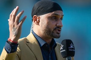 Harbhajan explodes at former Pakistan cricketer before IND vs PAK game, says 'This video is for a tuccha insaan' SportsTak