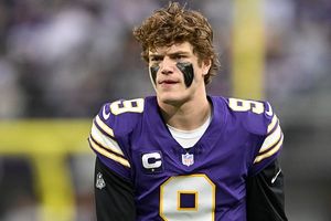 John Randle urges Minnesota Vikings to avoid Derek Carr or Kirk Cousins amid J.J. McCarthy uncertainty SportsTak