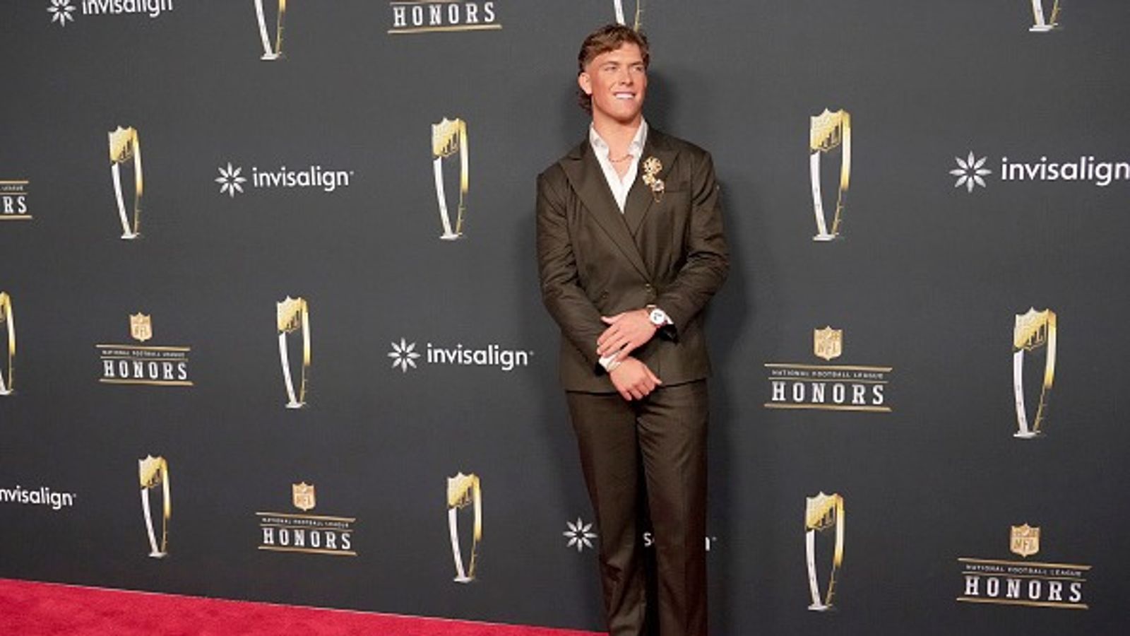 Jaxson Dart interacts with Patrick Mahomes to get details about new Giants coach Jaxson Dart in the frame.