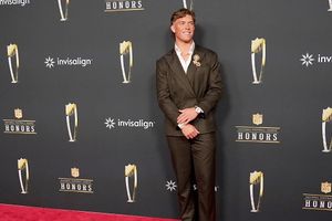 Jaxson Dart interacts with Patrick Mahomes to get details about new Giants coach SportsTak