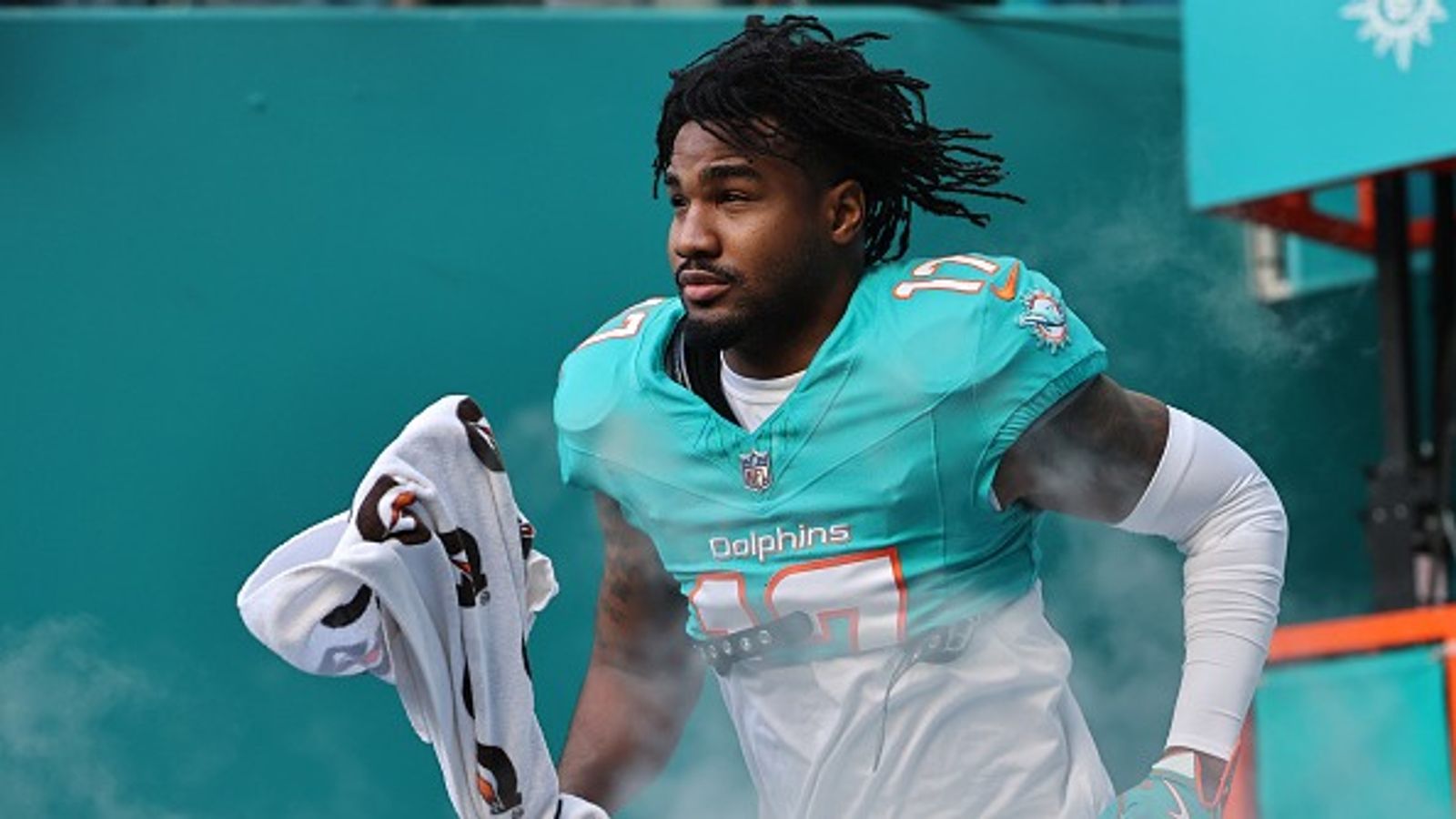 Did Jaylen Waddle request a release? Here is all you need to know Jaylen Waddle in the frame.