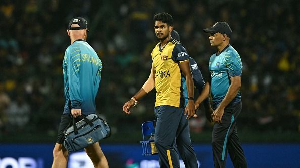 Sri Lanka's Matheesha Pathirana (C) walks back to the pavilion after suffering a leg injury during the 2026 ICC Men's T20 Cricket World Cup group stage match between Australia and Sri Lanka (Getty)