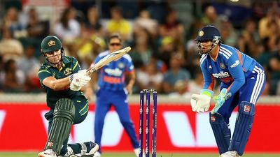 IND W vs AUS W: Voll's 88, Gardner's 3-fer sink India by 19 runs in 2nd T20I as Australia level series 1-1 Australia's Georgia Voll (L) plays a shot as India's Richa Ghosh in frame. (Getty)