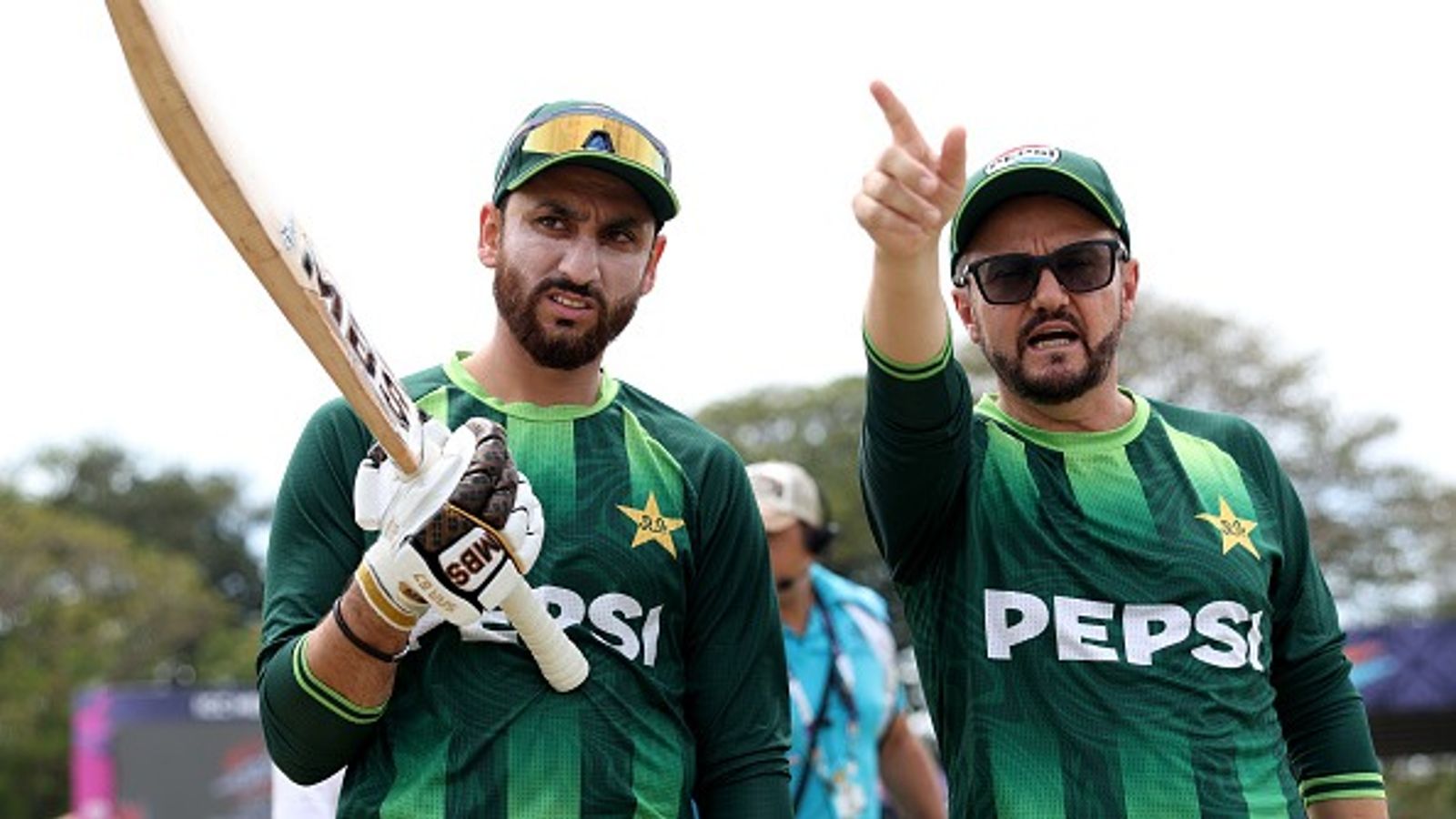 'Free ke paise le raha hai kya bhai?': Ex-India star blames Mike Hesson for Pakistan's poor show vs India in T20 World Cup 2026 Pakistan Head Coach Mike Hesson speaks with Salman Agha, Captain of Pakistan (Getty)