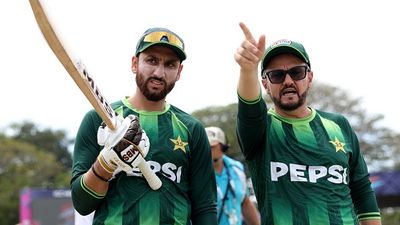 'Free ke paise le raha hai kya bhai?': Ex-India star blames Mike Hesson for Pakistan's poor show vs India in T20 World Cup 2026 Pakistan Head Coach Mike Hesson speaks with Salman Agha, Captain of Pakistan (Getty)