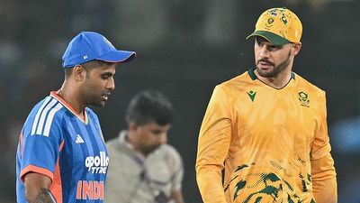 Ex-India batting coach points out South Africa's biggest advantage in IND vs SA Super 8 clash South Africa's captain Aiden Markram (R) and India skipper Suryakumar Yadav in this frame. (Getty)