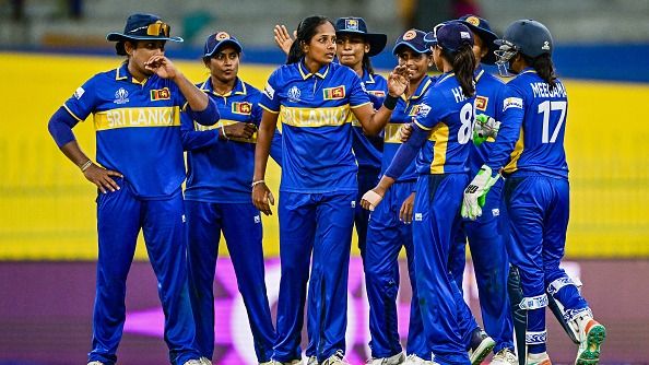  Inoka Ranaweera (C) celebrates with teammates after taking the wicket (Getty)
