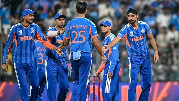  Arshdeep Singh (R) celebrates with teammates Suryakumar Yadav (2L), Axar Patel (L) and Shivam Dube (C) (Getty)
