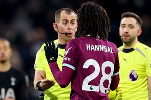 Tottenham vs Arsenal referee banned from officiating these TWO Premier League clubs; which are those? SportsTak