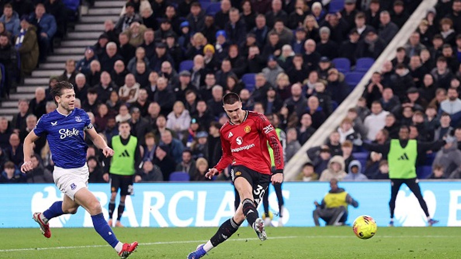 Michael Carrick backs Benjamin Sesko to become 'big player' for Manchester United after game vs Everton Benjamin Sesko in the frame.