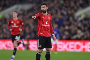 Manchester United identify ideal replacement for Bruno Fernandes, his name is... SportsTak