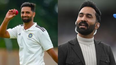Ranji Trophy final: Dinesh Karthik's social media post praising J&K's Auqib Nabi goes viral Aquib Dar along with Dinesh Karthik (Getty)