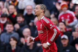 Former Manchester United player bids Liverpool's Hugo Ekitike to become one of the best strikers SportsTak