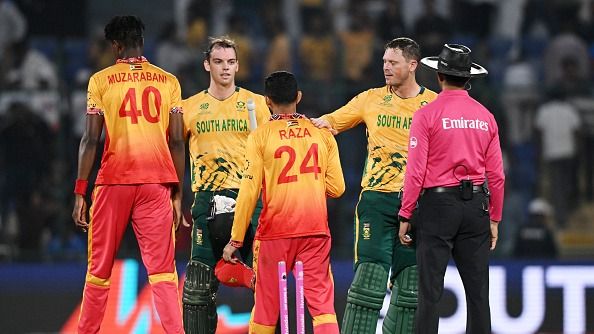 Players of South Africa and Zimbabwe shake hands following the ICC Men's T20 World Cup India & Sri Lanka 2026 Super 8 match between Zimbabwe and South Africa at Arun Jaitley Stadium on March 01, 2026 in Delhi, India. (Getty)