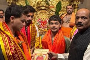 Axar Patel, Ishan Kishan, Abhishek Sharma visit Siddhivinayak Temple on Holi ahead of T20 World Cup 2026 semifinal SportsTak