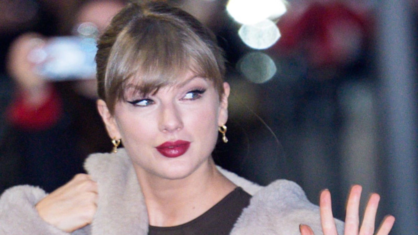 This Taylor Swift ex sparks buzz after getting cozy with co-star while… Taylor Swift in the frame (via Getty)