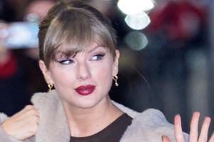 This Taylor Swift ex sparks buzz after getting cozy with co-star while… SportsTak