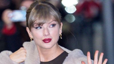 This Taylor Swift ex sparks buzz after getting cozy with co-star while… This Taylor Swift ex sparks buzz after getting cozy with co-star while…