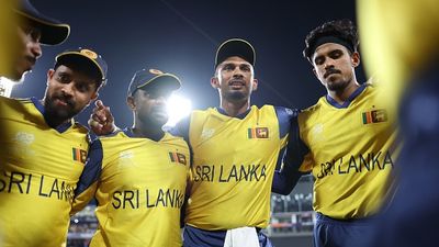 Sri Lanka hire World Cup-winning coach following dismal T20 World Cup campaign Sri Lanka's Dasun Shanaka speaks to his teammates in the huddle in this frame. (Getty)