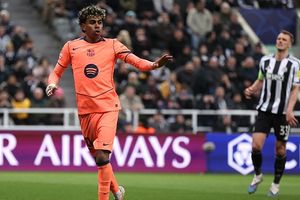 Late Lamine Yamal penalty earns FC Barcelona 1-1 draw against Newcastle United SportsTak